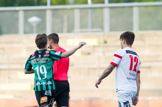 Varbergs Thomas Drage gör en hånande gest mot Assyriskas