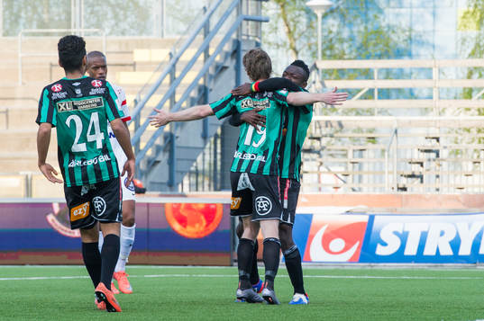 Varbergs Thomas Drage och Thomas Boakye jublar