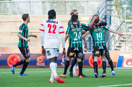 Varbergs Thomas Drage, Hosam Aiesh och Thomas Boakye jublar