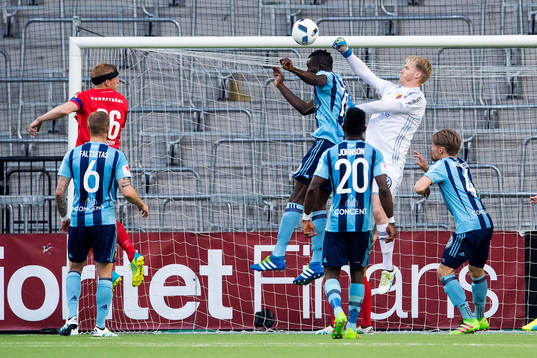 Djurgårdens målvakt Hampus Nilsson boxar bort bollen
