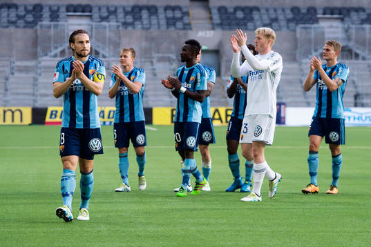 Djurgårdens Kevin Walker och resten av laget jublar mot