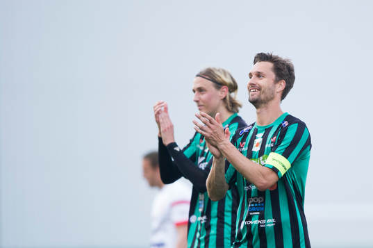 Varbergs Joakim Lindner och Peter Nyström tackar bortafans