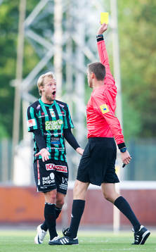 Domare Magnus Lindgren ger Sebastian Crona gult kort