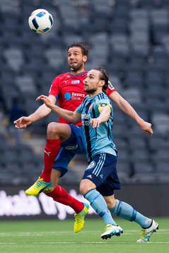 Djurgårdens Kevin Walker och Helsingborgs Mikael Dahlberg