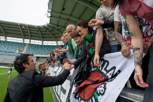 GAIS Tränare Benjamin Westman firar med fansen