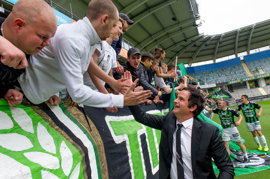 Tränare Benjamin Westman firar med fansen