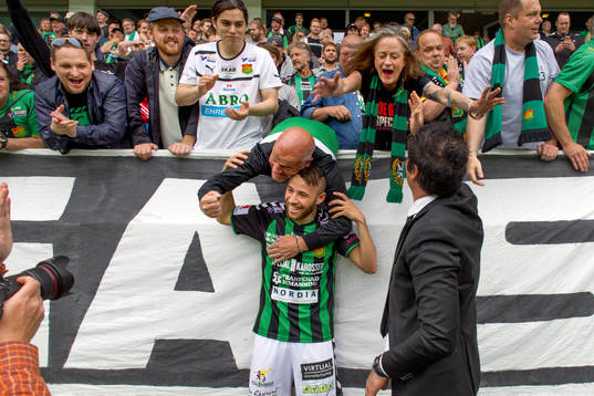 GAIS Malkolm Moenza och tränare Benjamin Westman firar med