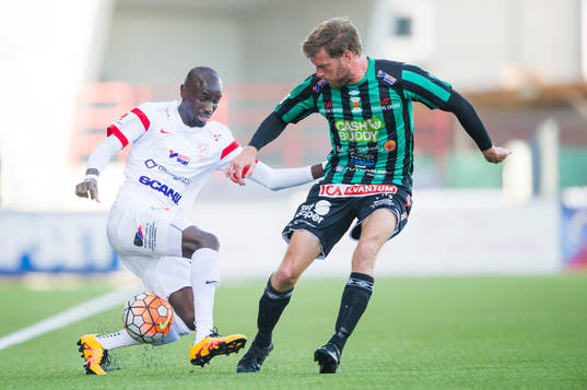 Assyriskas Mamadou Wague och Varbergs Sebastian Crona