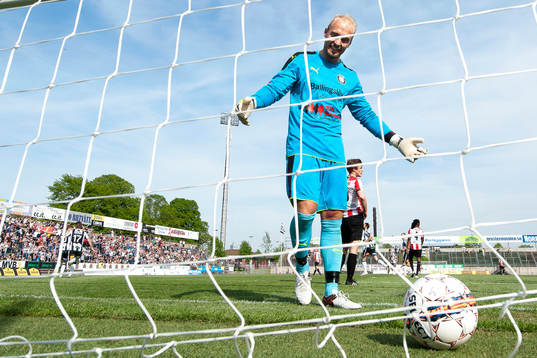 Höllvikens målvakt Marcus Eskilsson hämtar bollen