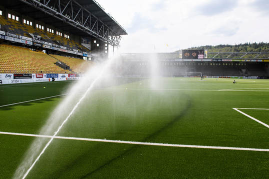 Vattning av konstgräset innan fotbollsmatchen i