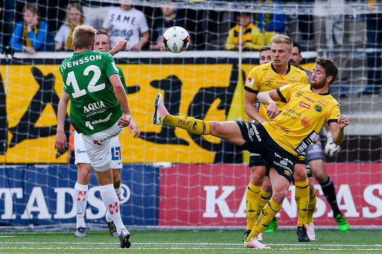 Jönköpings Jesper Svensson missar målchans