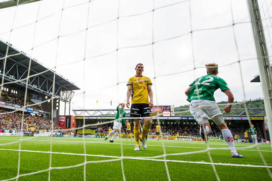 Jönköpings Jesper Svensson (rygg mot kameran) hämtar