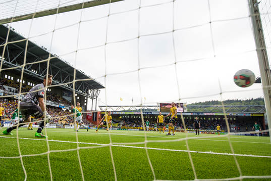 Elfsborgs målvakt Kevin Stuhr Ellegaard ser bollen gå in