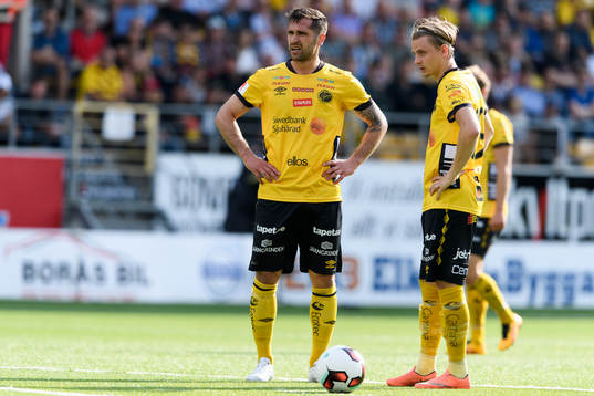 Elfsborgs Emir Bajrami och Simon Hedlund diskuterar innan