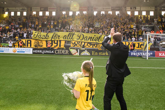 Elfsborgs Daniel Mobaeck avtackades innan fotbollsmatchen i