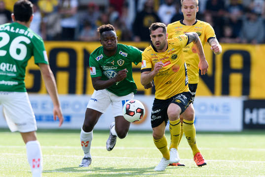 Elfsborgs Emir Bajrami och Jönköpings Moses Ogbu