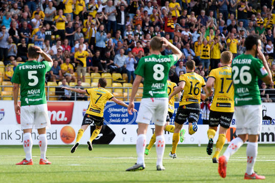 Elfsborgs Marcus Rohdén (rygg mot kameran) har gjort 1-0