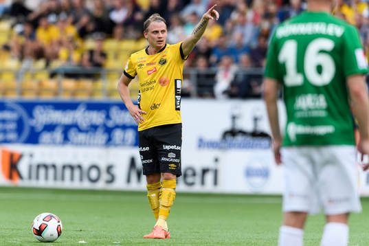 Elfsborgs Simon Hedlund lägger frispark