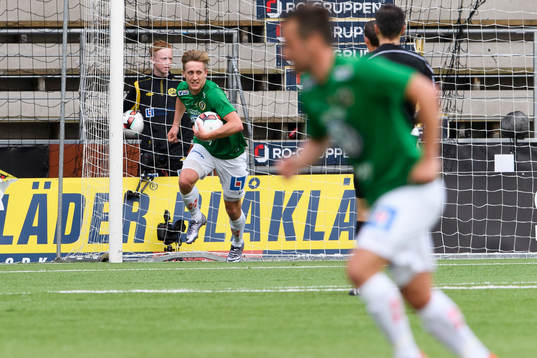 Jönköpings Jesper Svensson hämtar bollen i målet