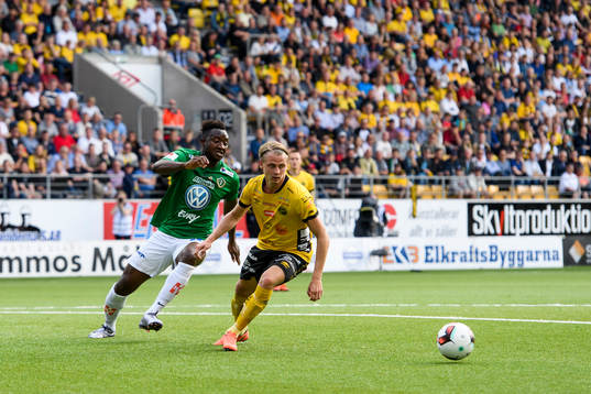 Elfsborgs Simon Hedlund och Jönköpings Moses Ogbu