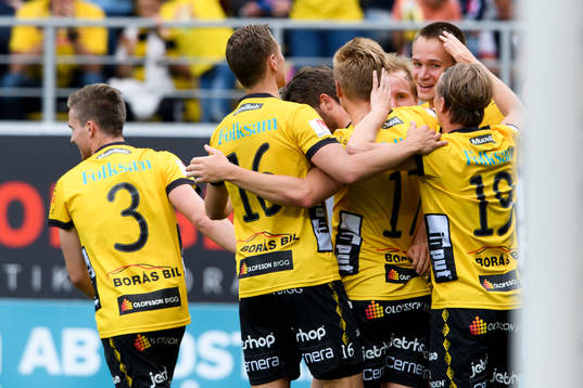 Elfsborgs Viktor Prodell kramas om