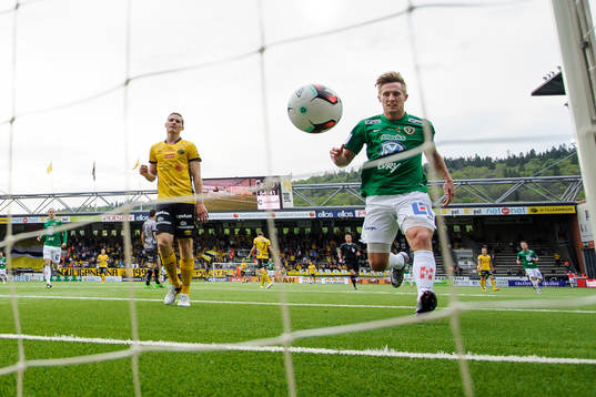 Jönköpings Jesper Svensson hämtar bollen i målet