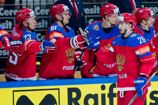 Rysslands Vyacheslav Voinov jublar med bänken