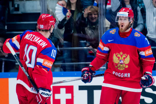 Rysslands Ivan Telegin jublar mot Sergei Mozyakin som gjort