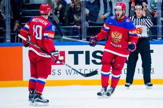 Rysslands Ivan Telegin jublar mot Sergei Mozyakin som gjort