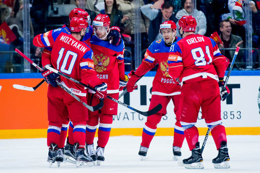 Rysslands spelare jublar med Sergei Mozyakin som gjort 2-0