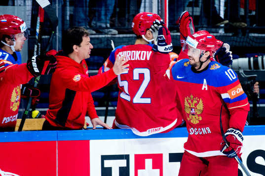 Rysslands Sergei Mozyakin jublar med bänken