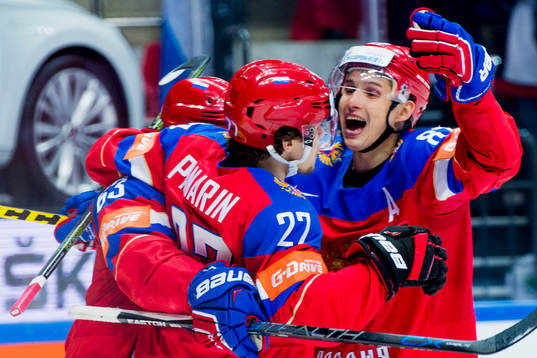 Rysslands Artemi Panarin och Dmitri Orlov firar Yevgeni