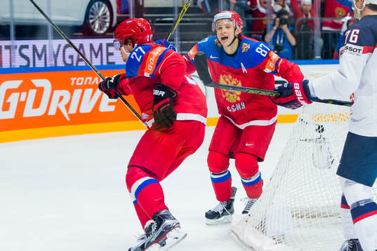 Rysslands Artemi Panarin och Vadim Shipachyov firar 5-1