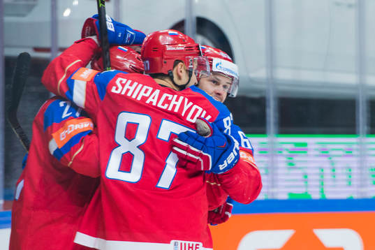 Rysslands Artemi Panarin och Vadim Shipachyov firar 5-1