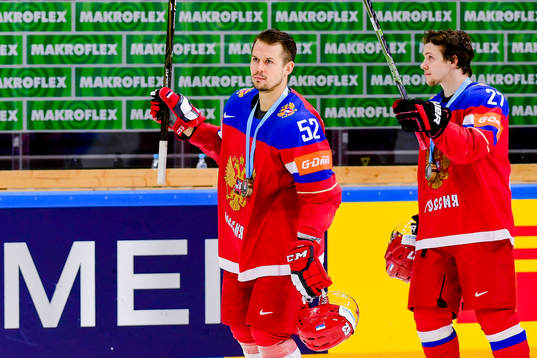 Rysslands Sergei Shirokov och Artemi Panarin tackar publiken