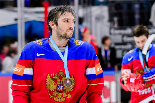 Rysslands Alexander Ovechkin deppar med bronsmedaljen