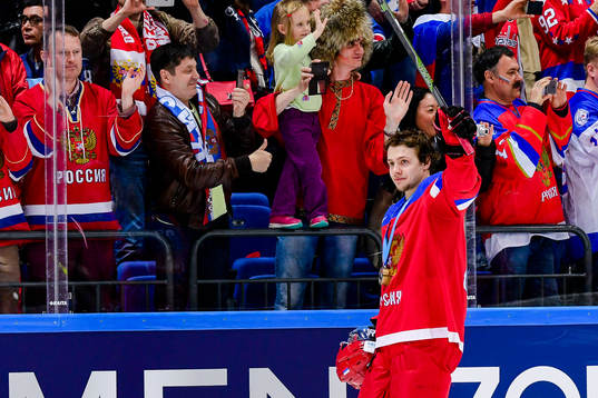 Rysslands Artemi Panarin tackar publiken
