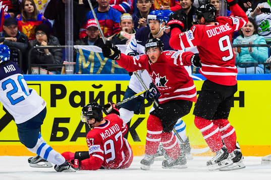 Kanadas Connor McDavid och Mark Stone jublar