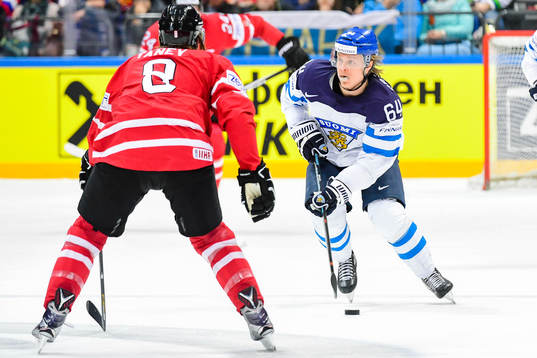 Kanadas Chris Tanev och Finlands Mikael Granlund