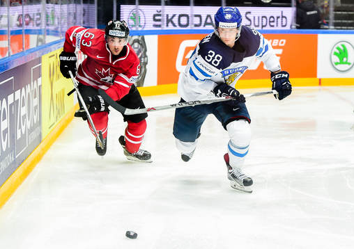 Kanadas Brad Marchand och Finlands Juuso Heitanen