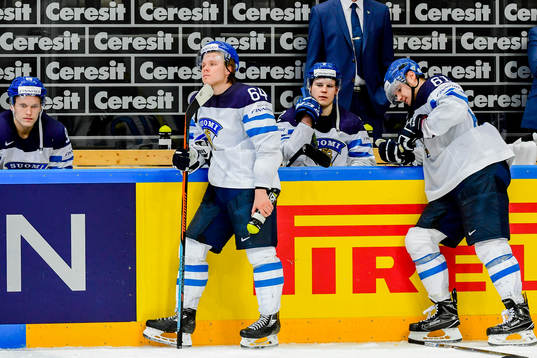 Finlands Mikael Granlund och Aleksander Barkov deppar