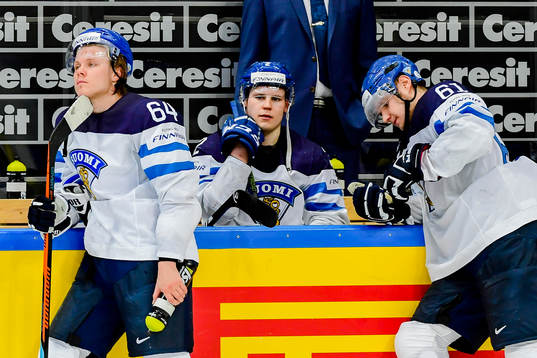 Finlands Mikael Granlund och Aleksander Barkov deppar