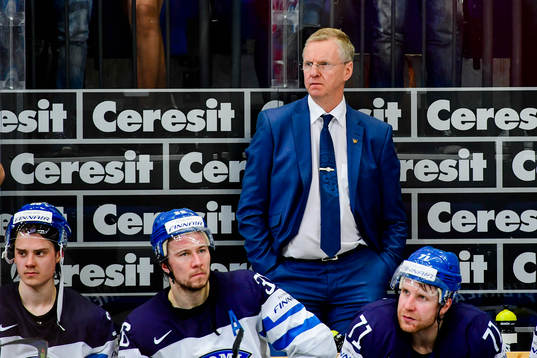 Finlands förbundskapten Kari Jalonen  deppar