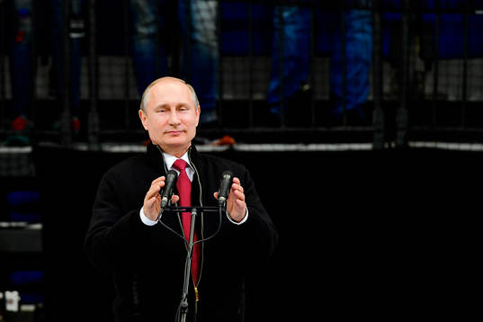Rysslands President Vladimir Putin håller tal