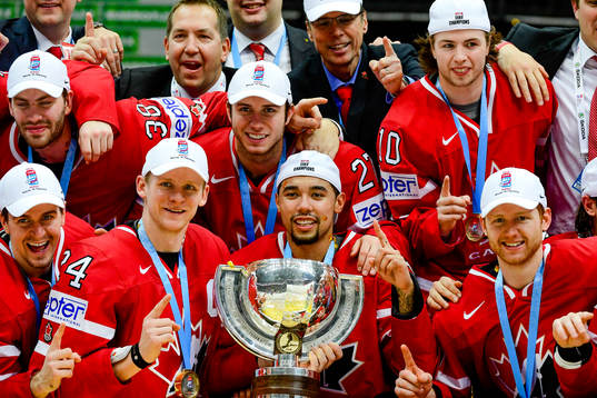 Kanadas spelare jublar med pokalen