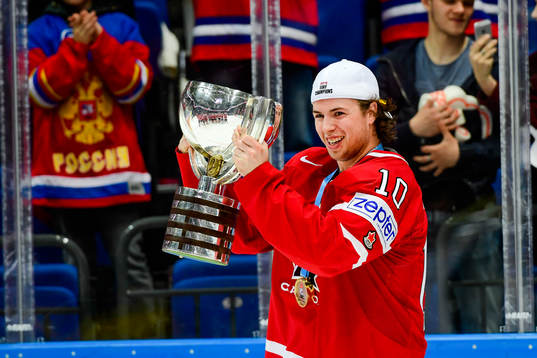 Kanadas Ben Hutton jublar med pokalen