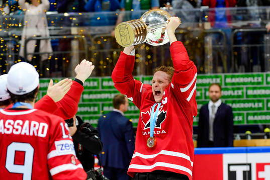 Kanadas Corey Perry  jublar med pokalen