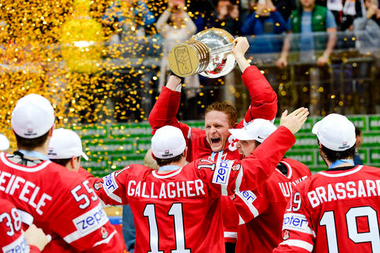 Kanadas Corey Perry  jublar med pokalen