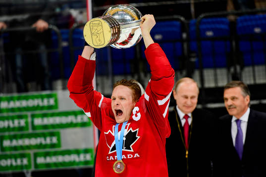 Kanadas Corey Perry  jublar med pokalen