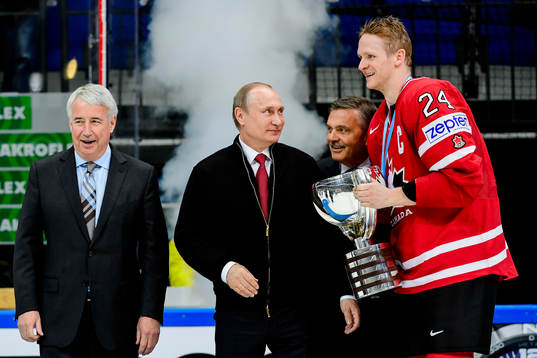 Rysslands president Vladimir Putin med Kanadas Corey Perry